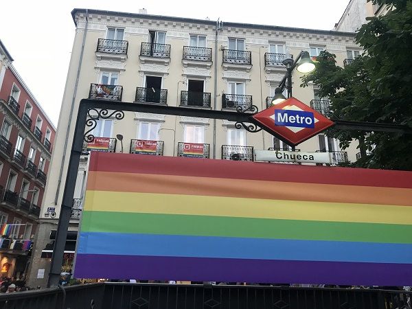 Bandera LGTB en el Metro de Chueca